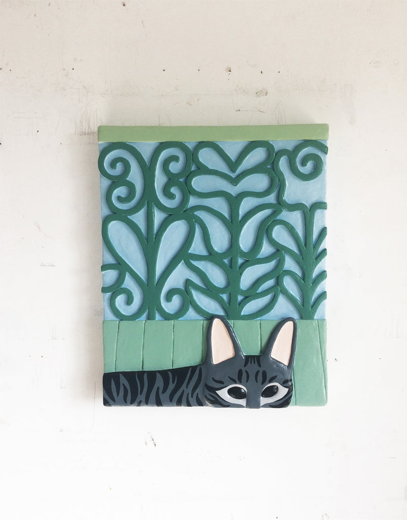 Lá está o gato, à janela do teu quarto