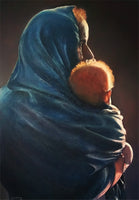 Mujer con niño al ponerse el sol.