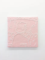 Passarinho para que cantas alegre ao pé de quem chora? Eu bem sei que cantas bem, abre as asas e vai-te embora!