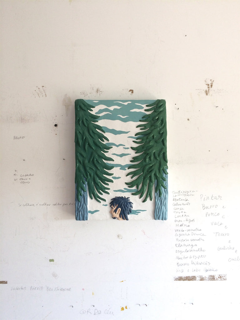 Procuro ser silencioso, mas os galhos no chão denunciam como sou pouco habilidoso